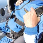 Komfortzone verlassen: Matthias Quaritsch beim Fallschirmspringen